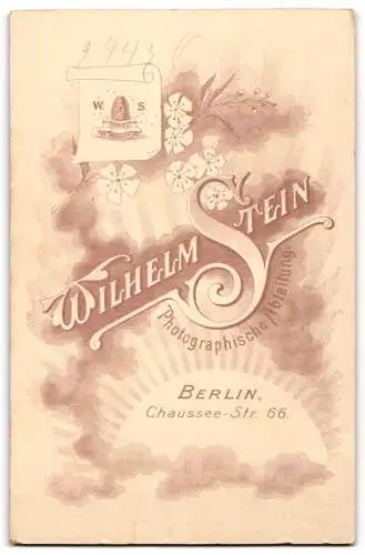Fotografie Wilhelm Stein, Berlin, Chaussee-Str. 66, Junge Dame im schwarzen Kleid
