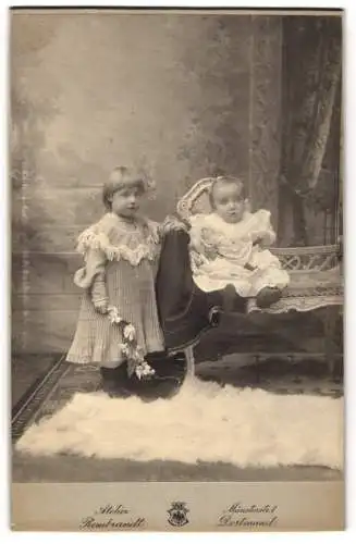 Fotografie Atelier Rembrandt, Dortmund, Münsterstr. 1, Kleines Mädchen im Kleid mit einem Kleinkind