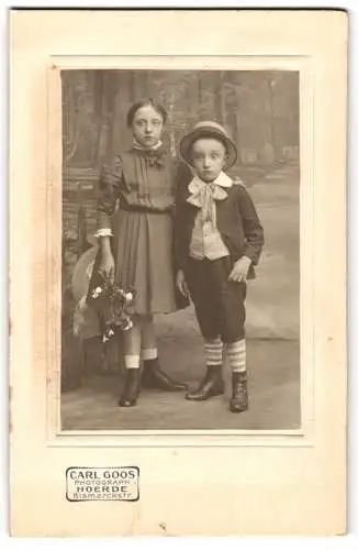 Fotografie Carl Goos, Hoerde, Bismarckstr., Kleiner Junge und Mädchen in hübscher Kleidung