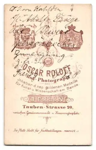 Fotografie Oscar Roloff, Berlin, Tauben-Str. 20, Herr I. von Kahlden im Anzug mit Stock und Zylinder, 1883