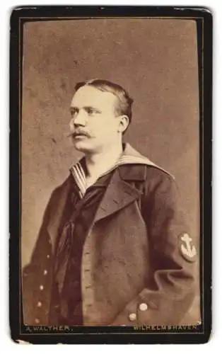 Fotografie A. Walther, Wilhelmshaven, Marine Soldat / Matrose in Uniform mit Ärmelabzeichen