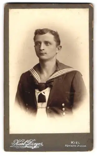 Fotografie Karl Dreyer, Kiel, junger Matrose in Uniform mit Matrosenknoten