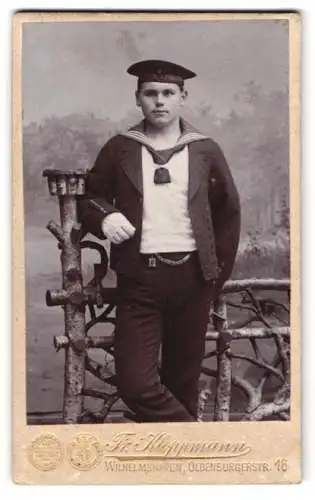 Fotografie Fr. Kloppmann, Wilhelmshaven, Oldenburgerstr. 16, Matrose in Uniform mit Mützenband Matrosen Artillerie