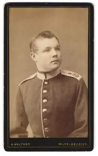 Fotografie A. Walther, Wilhelmshaven, Matrose in Uniform des Seebataillon