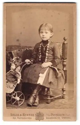 Fotografie Selle & Kuntze, Potsdam, niedliches Mädchen mit Puppe im Puppenwagen, ganz wie die Mama