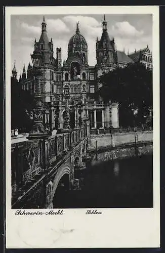 AK Schwerin /Meckl., Flusspartie mit Blick auf das Schloss