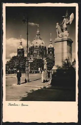 AK Berlin, Blick auf den Dom mit Passanten