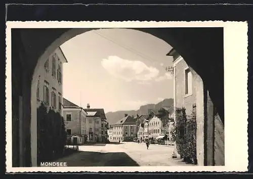 AK Mondsee, Strassenpartie mit Passanten