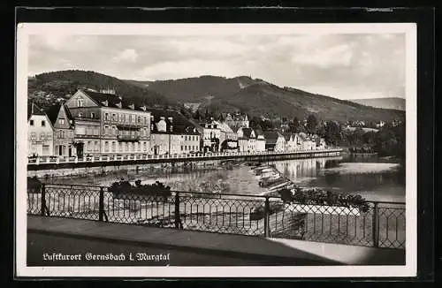 AK Gernsbach, Brückenpartie mit Blick auf die Murg und die Altstadt