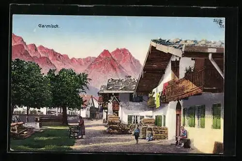 AK Garmisch, Strassenpartie mit alten Häusern