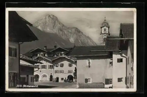 AK Mittenwald, Strassenpartie mit Kirche und Berg