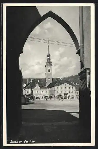 AK Bruck an der Mur, Blick durch den Torbogen zum Marktplatz