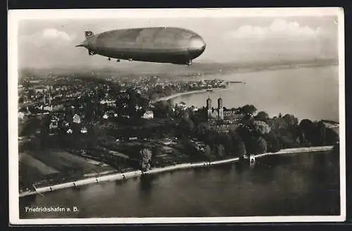 AK Friedrichshafen, Luftschiff Graf Zeppelin LZ 127 über dem Ort
