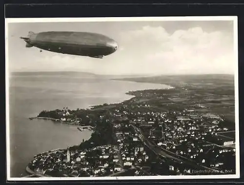 AK Friedrichshafen a. Bod., Totalansicht mit Zeppelin