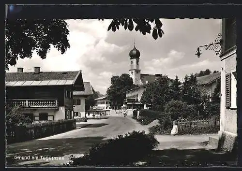 AK Gmund am Tegernsee, Strassenpartie mit Cafe und Kirche