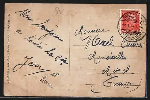 AK Singhofen i. T., Lindenbrunnen mit Marktplatz, Kirche und Schule