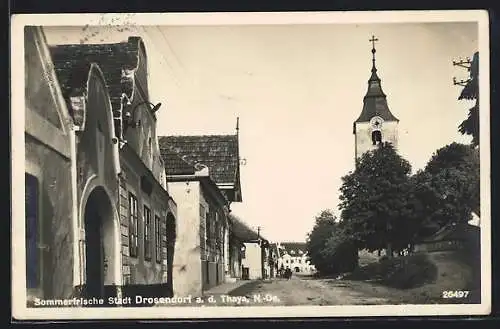 AK Drosendorf a. d. Thaya, Strassenpartie mit Blick auf Kirchturm