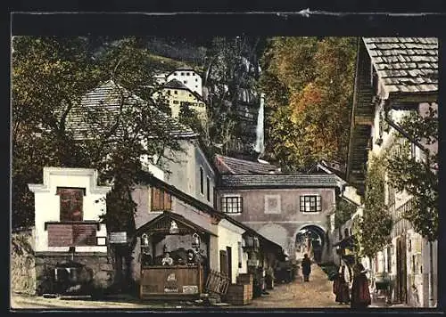 AK Hallstatt, Salzkammergut, Strassenpartie mit Verkaufsstand und Tor