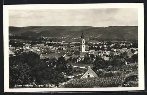 AK Langenlois /N. Ö., Ortsansicht mit Kirche gegen einen Hügelkamm