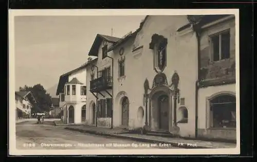 AK Oberammergau, Hauptstrasse mit Museum Gg. Lang sel. Erben