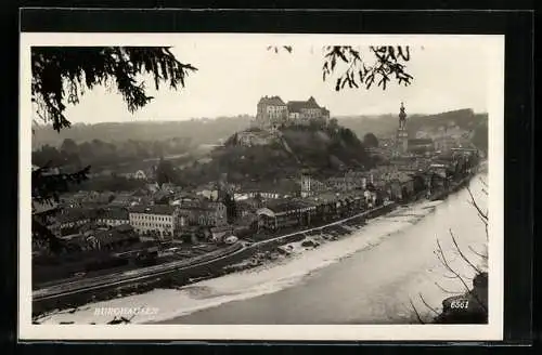 AK Burghausen / Salzach, Ortsansicht vom Berg aus, mit Fluss