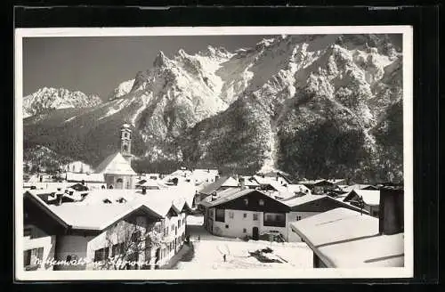 AK Mittenwald, winterliche Ortspartie mit Blick auf den Karwendel