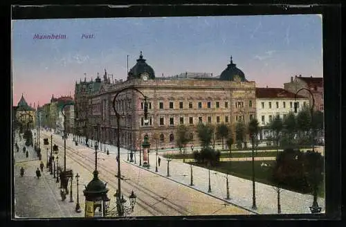 AK Mannheim, Strassenpartie mit Post und Litfasssäule