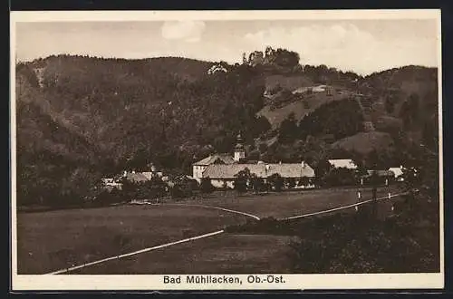 AK Bad Mühllacken /Ob.-Öst., Ortsansicht mit Kirche unter einer Ruine