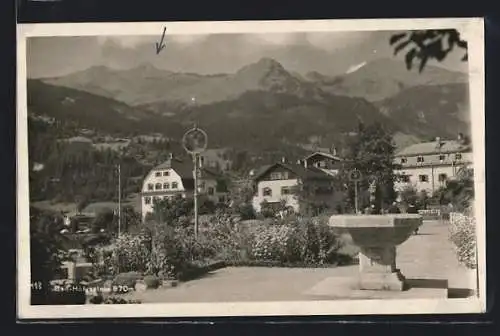 AK Bad Hofgastein, Ortspartie an einem kleinen Brunnen mit Blick in die Berge