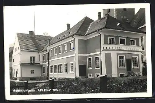 AK Aflenz, Grosses Gebäude vor dem Kirchturm