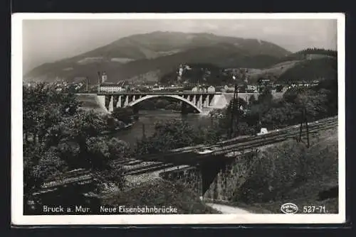 AK Bruck an der Mur, Neue Eisenbahnbrücke und Blick auf die Ortschaft