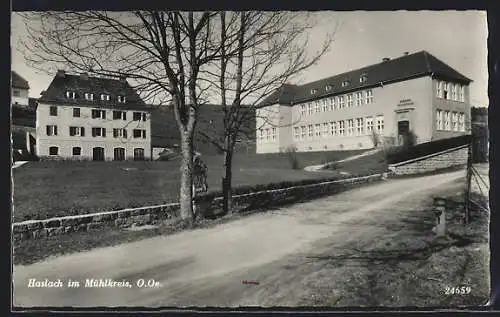 AK Haslach im Mühlkreis, Webereifachschule, von der Strasse gesehen