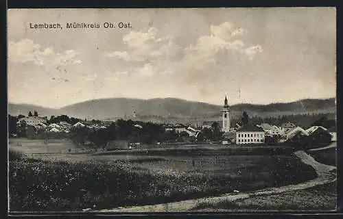 AK Lembach /Mühlkreis, Ortsansicht mit Landstrasse und Bergpanorama