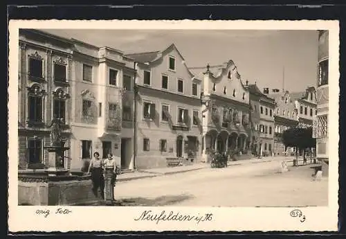 AK Neufelden i. M., Strassenpartie mit Brunnen