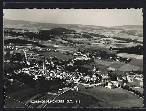 AK Rohrbach /Mühlkreis, Gesamtansicht mit Blick ins Land, Fliegeraufnahme