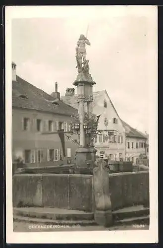 AK Oberneukirchen, Brunnen mit Denkmal und Blick auf Häuser