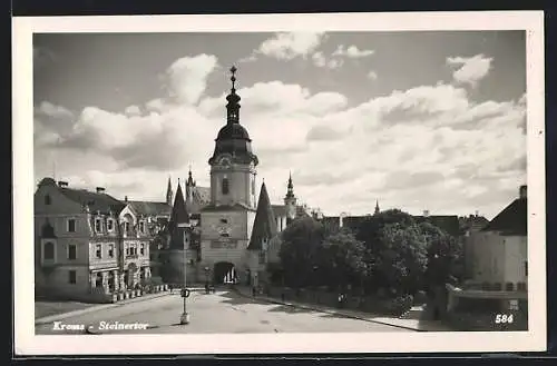 AK Krems, Strassenpartie mit Cafe und Steinertor