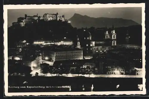 AK Salzburg, Festung und Dom vom Kapuzinerberg im Schweinwerferlicht