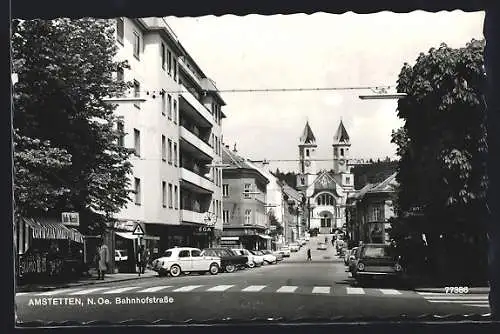 AK Amstetten /N.-Oe., Bahnhofstrasse mit Geschäften und Kirche