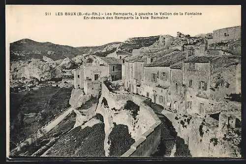 AK Les Baux, Les Remparts, à gauche le Vallon de la Fontaine, En-dessus des Remparts la Vole Romaine