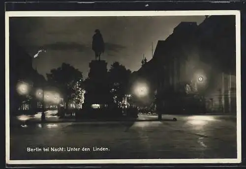 AK Berlin, Strasse Unter den Linden mit Denkmal bei Nacht