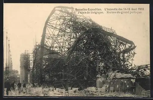 AK Bruxelles, Exposition, L`Incendie des 14.-15.8.1910, Palais de Belgique, Ruines du grand portique