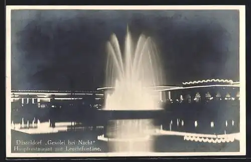 AK Düsseldorf, Ausstellung Gesolei 1926, Hauptrestaurant mit Leuchtfontäne bei Nacht