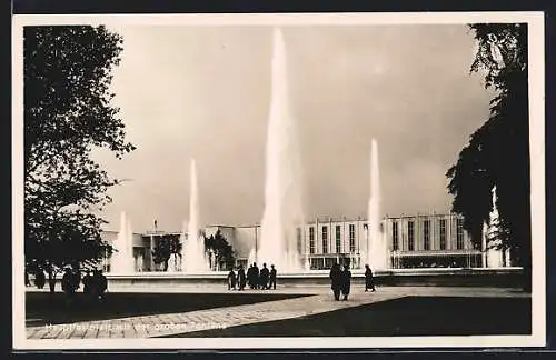 AK Düsseldorf, Schaffendes Volk Grosse Reichstagsaustellung 1937, Hauptfestplatz mit grosser Fontäne