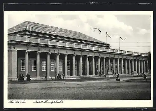 AK Karlsruhe, Ausstellungshalle mit Strassenpartie