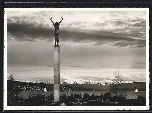 AK Zürich, Schweizerische Landesausstellung 1939, Enge: Figur von Bildhauer Haller, Glarneralpen