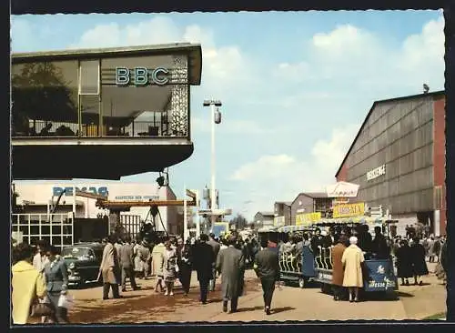 AK Hannover Messe 1967, Menschenmengen und der Messe Blitz Personentransport