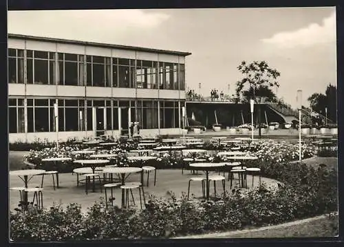 AK Erfurt, Internationale Gartenbauausstellung DDR, Ausstellungsgebäude mit Terrasse