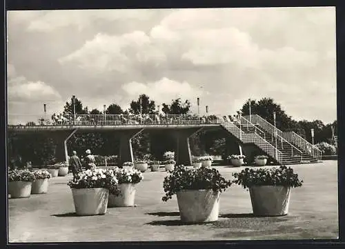 AK Erfurt, Internationale Gartenbauausstellung DDR, Blick auf die Rendezvous-Brücke