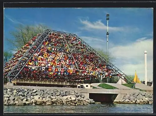 AK Lausanne, Exposition nationale 1964, La pyramide des drapeaux